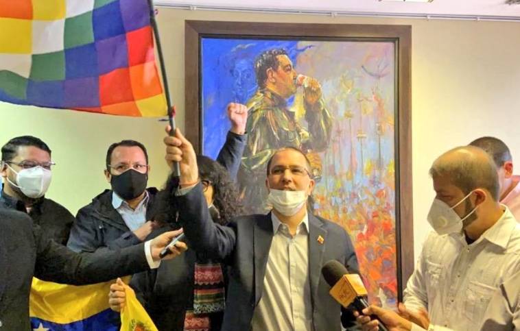 Canciller venezolano tira cuadro de Guaidó en la Embajada en Bolivia