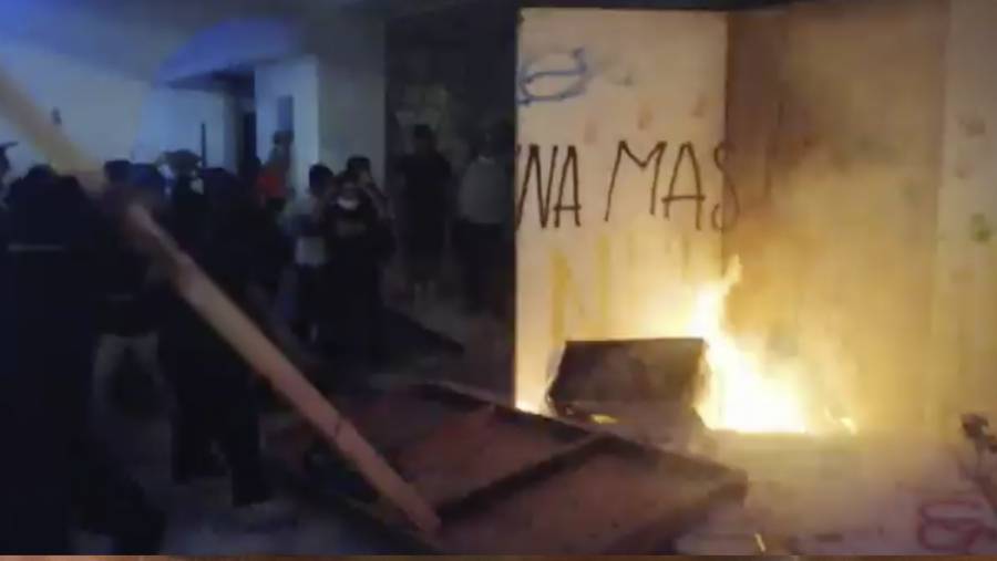 Policía de Cancún dispersa a balazos manifestación contra feminicidios