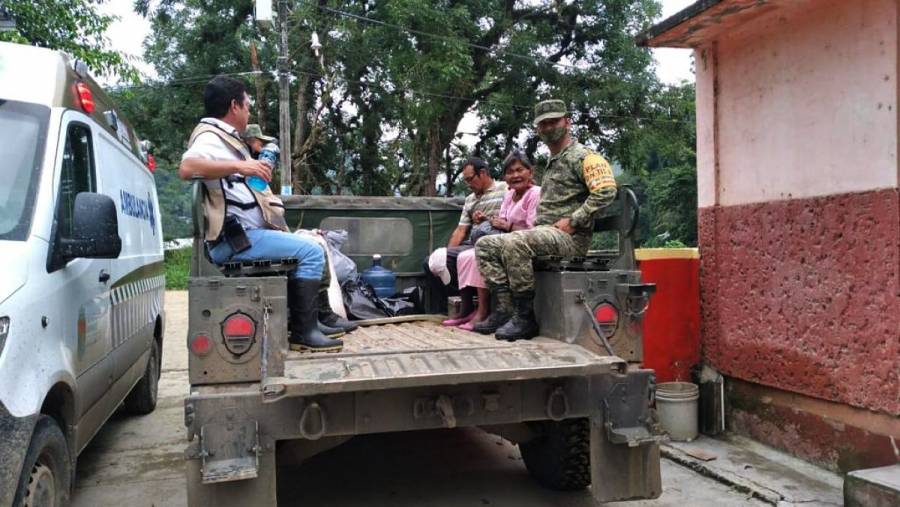 Evacúan a más de 400 familias tras deslizamiento de ladera en Ixhuatán, Chiapas