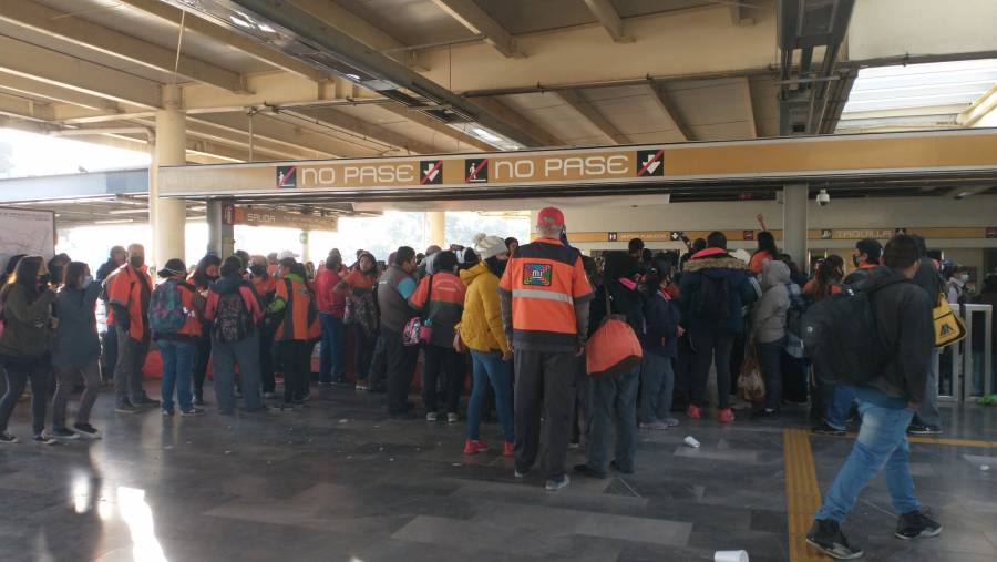 Personal de limpieza del Metro se manifiesta dejando pasar gratis a usuarios