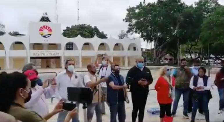 Periodistas en Cancún protestan por agresiones de policías a reporteros