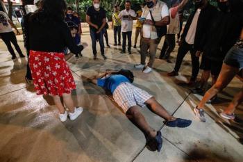 Polic&iacute;as de Canc&uacute;n dispersa a balazos a manifestantes