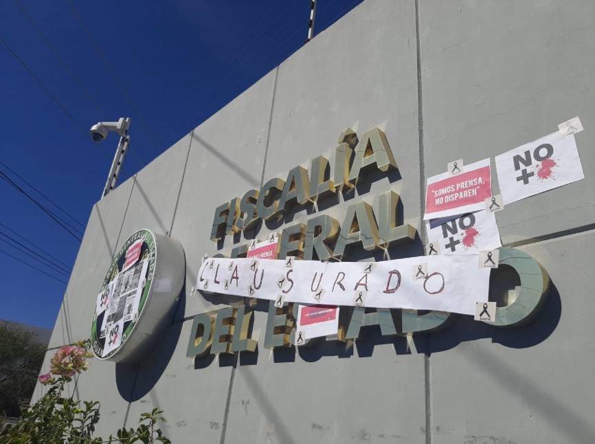 Periodistas clausuran instalaciones de la FGE de Guanajuato por asesinato de Israel Vázquez