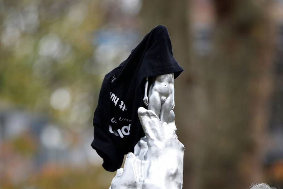 Estatua que honra a feminista en Londres genera polémica y amanece envuelta