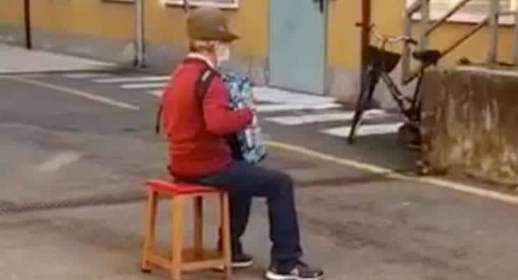 Tierna serenata de un hombre de 81 años a su esposa