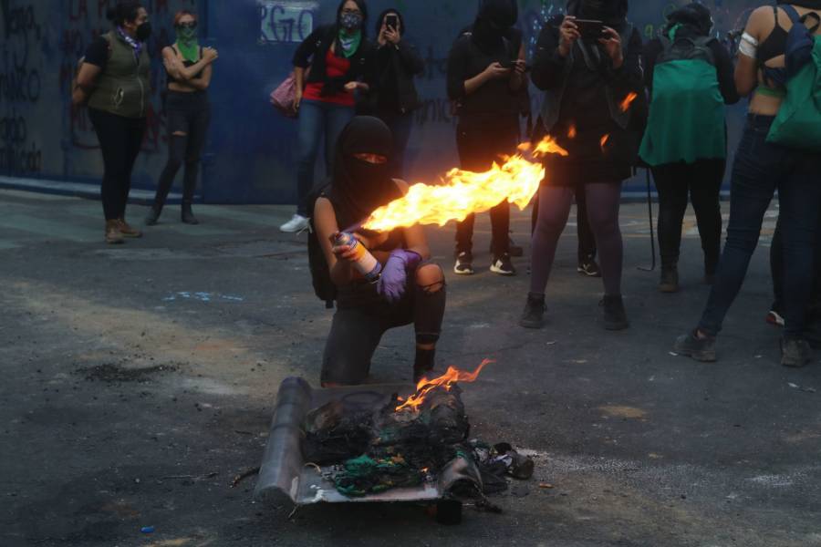 MARCHAN COLECTIVOS FEMINISTAS