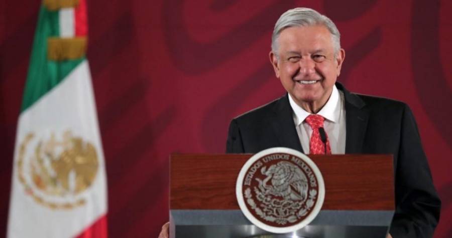 Se congregan simpatizantes de AMLO afuera de Palacio Nacional