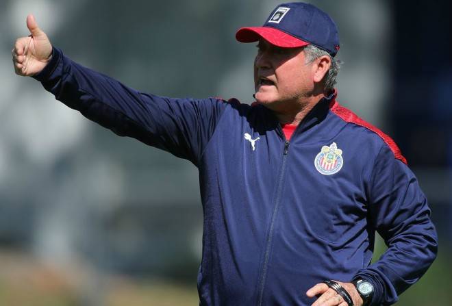 Tras superar Covid-19, Vucetich regresa a los entrenamientos con Chivas