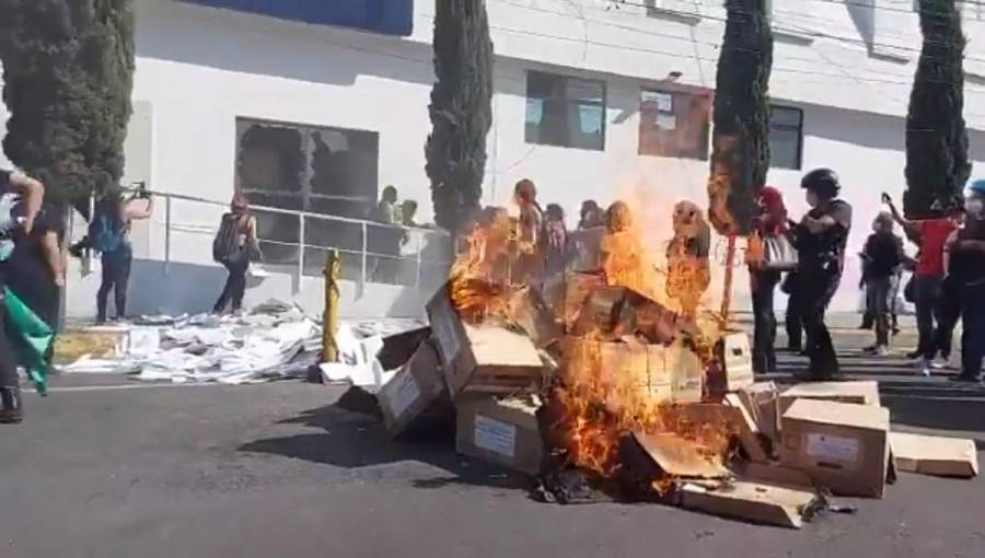 Feministas vandalizan FGJ CDMX en protesta por feminicidios y represión en Cancún