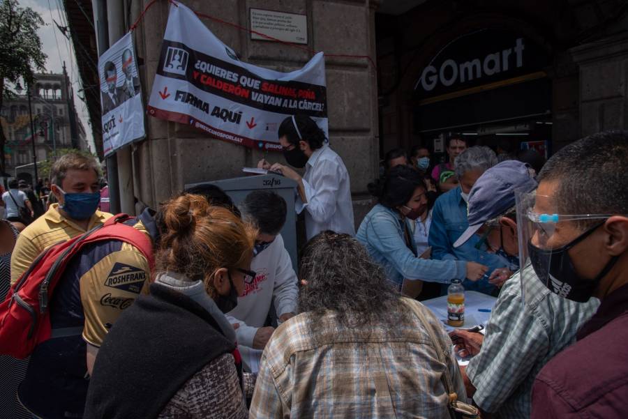 INE encuentra registro de personas fallecidas en firmas de consulta contra expresidentes