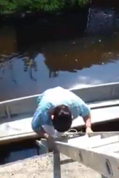 Enferma en pie de lucha, va al trabajo en lancha