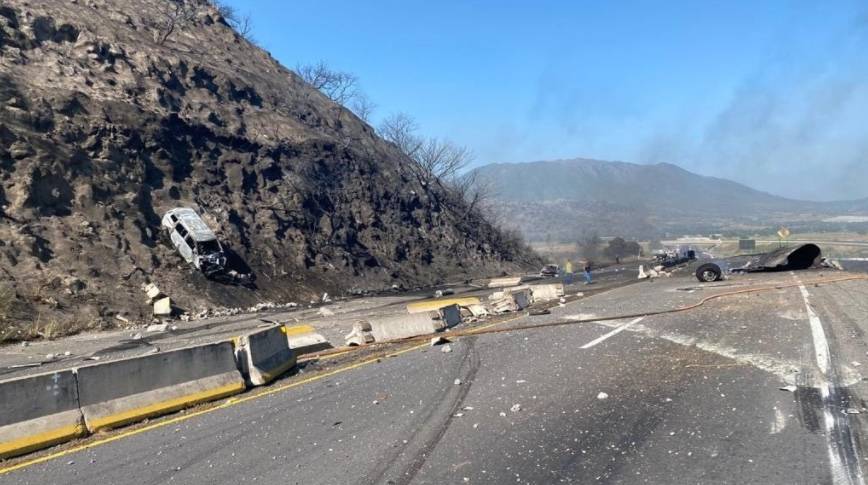 Explosión de pipa en autopista Tepic-Guadalajara deja al menos 12 muertos