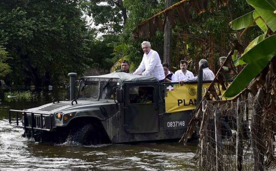 “Tengo que cuidarme, no me voy a mojar para la foto”: AMLO tras su visita a Tabasco