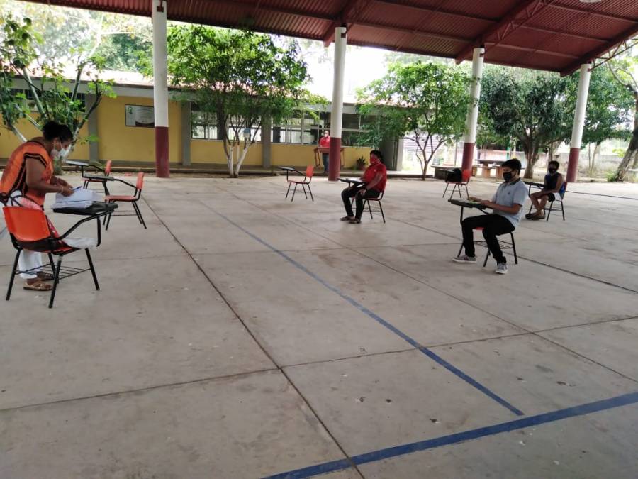 Pese a pandemia, en Juchitán dan clases casas por casa