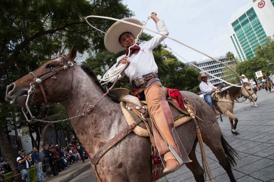 Habrá desfile simbólico el 20 de noviembre pero con sana distancia, anuncia AMLO