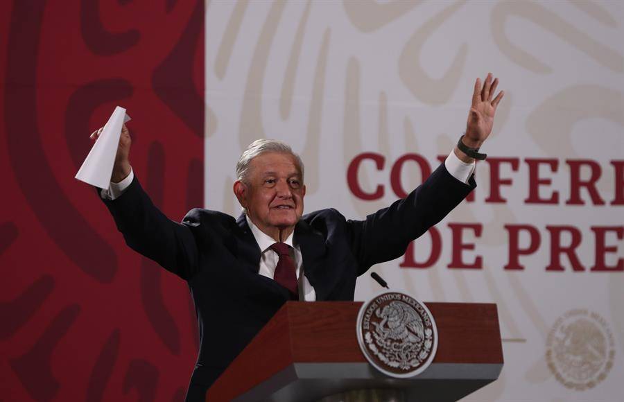 “Pañuelito blanco” dice AMLO al asegurar que su gobierno no roba y liberará las casetas de delincuencia