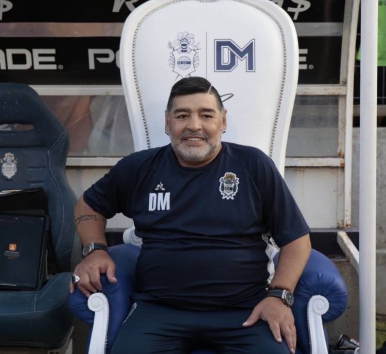 Tras operación, Maradona regresa al trabajo con el Gimnasia y Esgrima