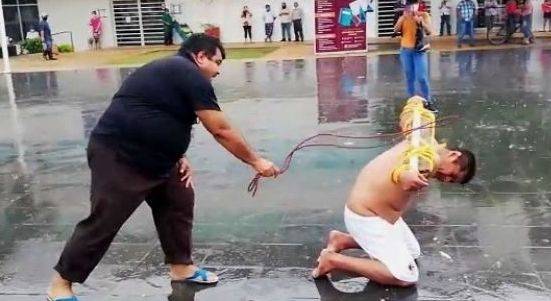 Exdelegado de Tabasco se flagela en protesta por desatenci&oacute;n debido a inundaciones