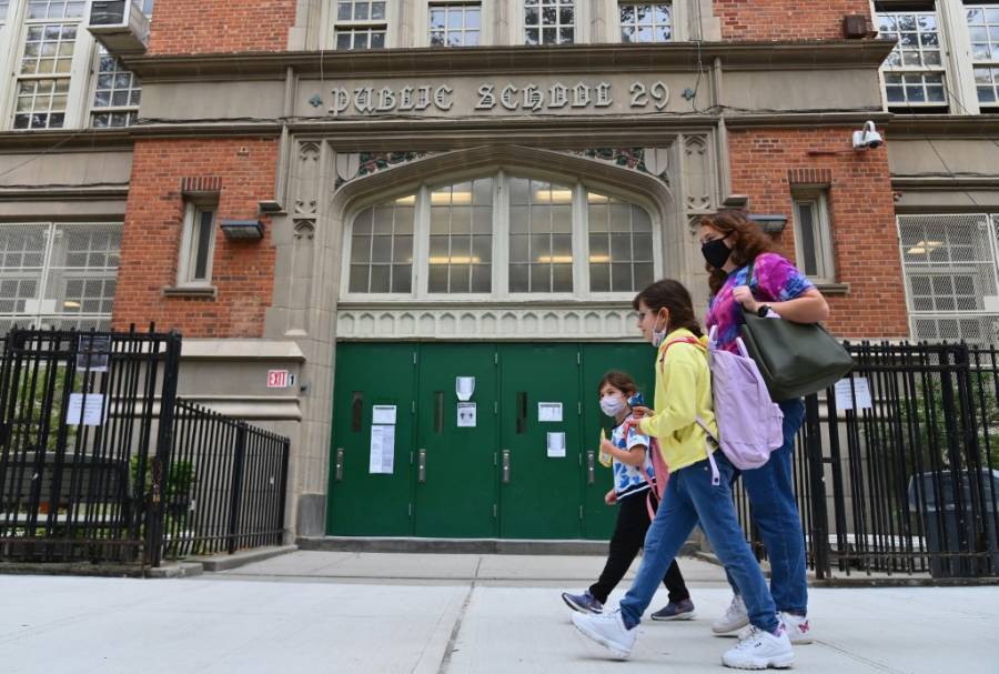 Nueva York cierra escuelas de nuevo por incremento de casos por Covid-19
