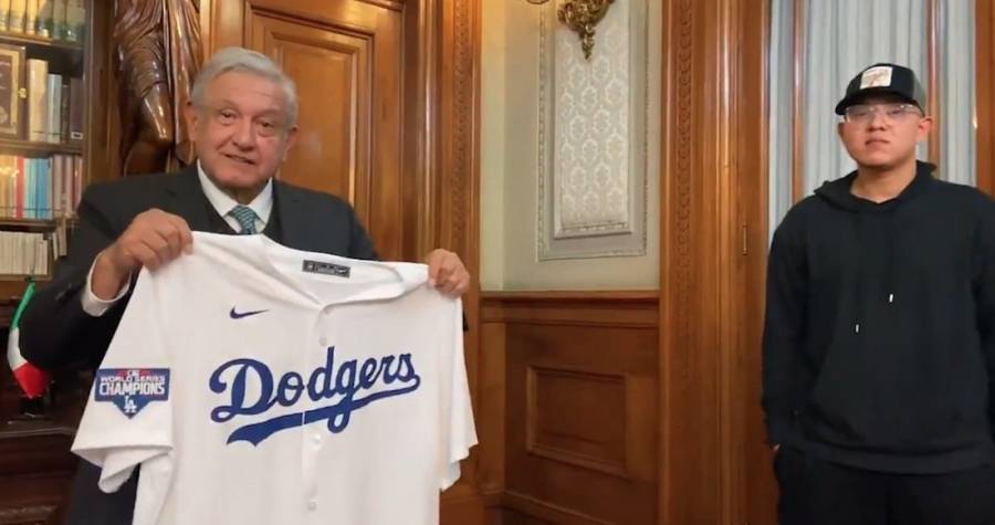 Recibe López Obrador a Julio Urías en Palacio Nacional