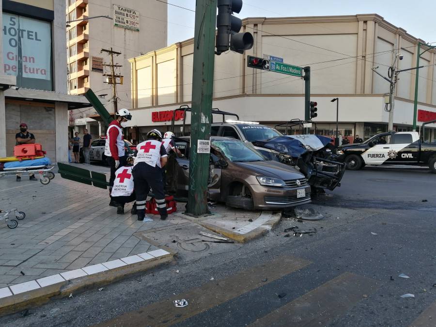 Video: Patrulla ignora semáforo y provoca choque que deja un muerto y dos lesionados en Monterrey