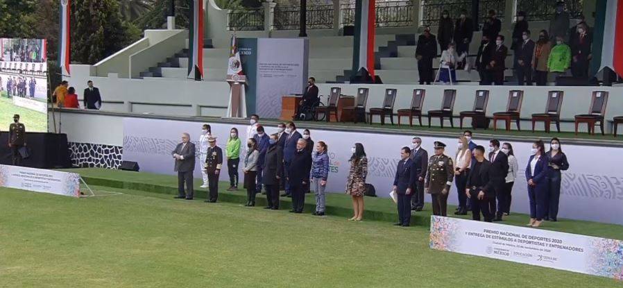 En Campo Marte, AMLO reconoce a deportistas