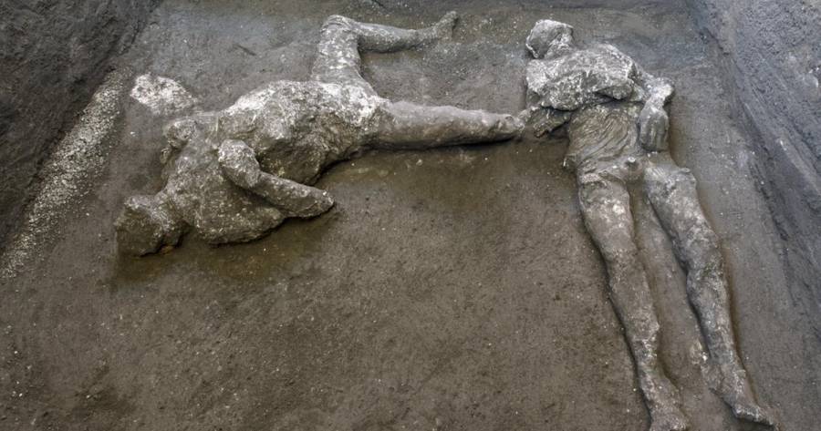 Descubren arqueólogos cuerpos de hombre y su esclavo en Pompeya