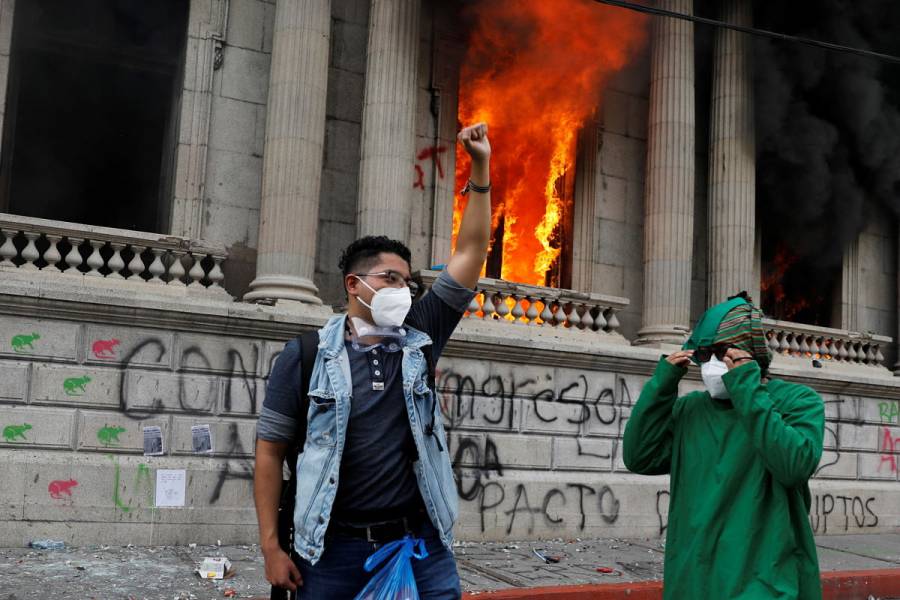 VIDEO: Manifestantes incendian Congreso de Guatemala por recortes a presupuesto 2021
