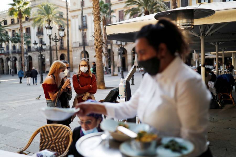 Bares y restaurantes en Barcelona reviven tras cinco semanas cerrados por COVID-19