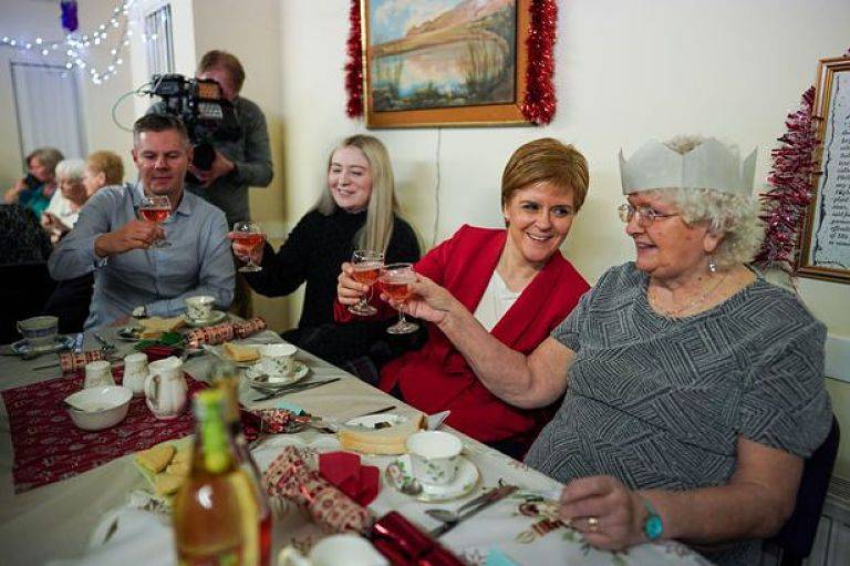 España limitaría a 6 personas festejos de Navidad por COVID-19