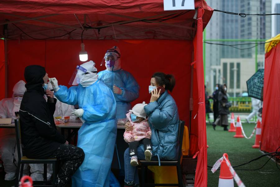 Repuntan casos de COVID-19 en China; dos contagios causados por carne de cerdo