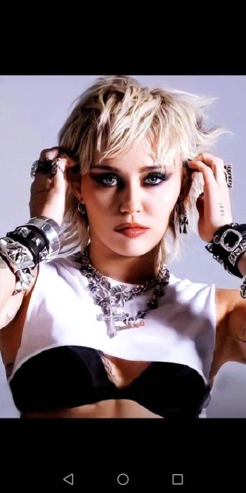 Miley Cyrus confiesa que recay&oacute; en el alcohol durante la pandemia