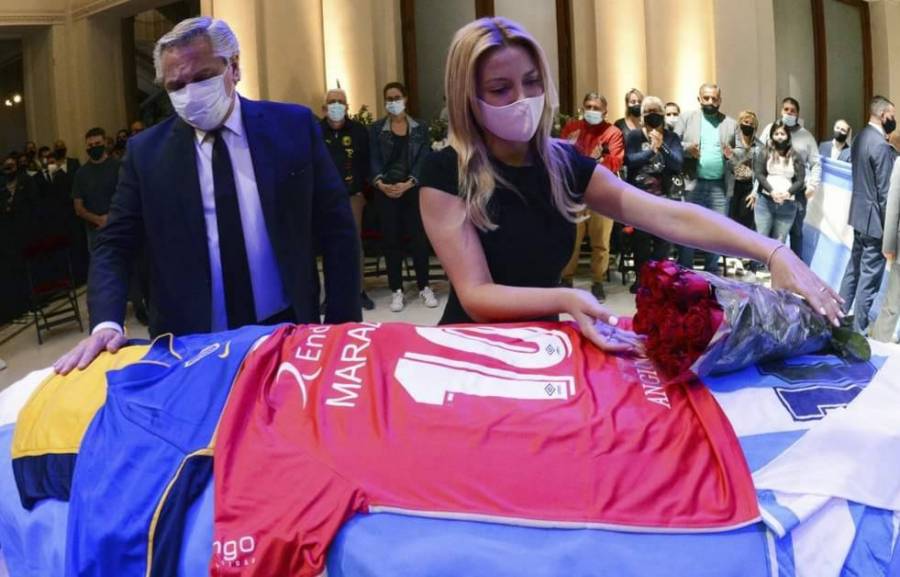 Así despide Alberto Fernández a Maradona en su velorio