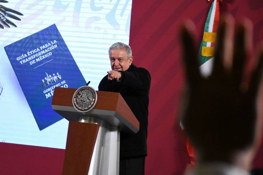 “No sólo de pan vive el hombre”, dice AMLO al justificar su Guía Ética