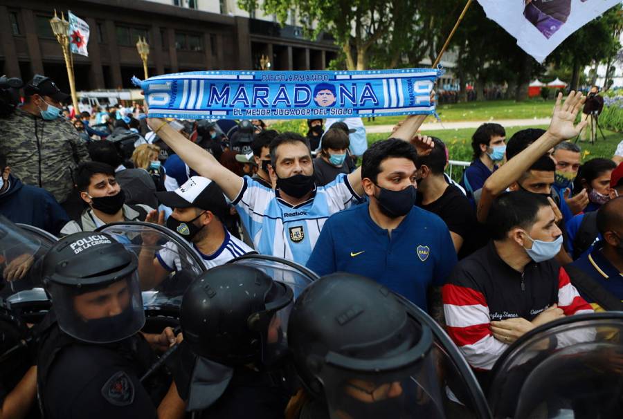 Amor por Diego Armando Maradona supera el temor al COVID-19 en Argentina