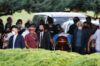 Maradona es sepultado en cementerio Jard&iacute;n Bella Vista junto a sus padres