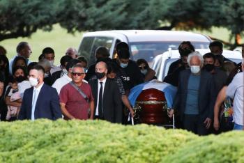 Maradona es sepultado en cementerio Jardín Bella Vista junto a sus padres