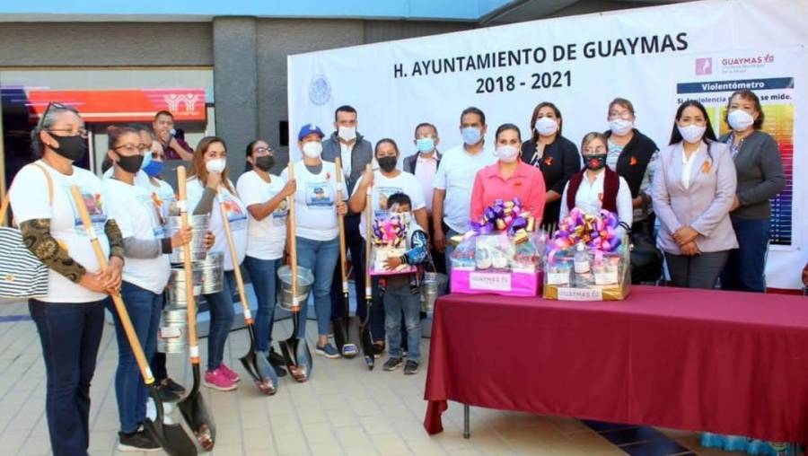 Alcaldesa morenista regala palas a familias para que busquen a sus desaparecidos