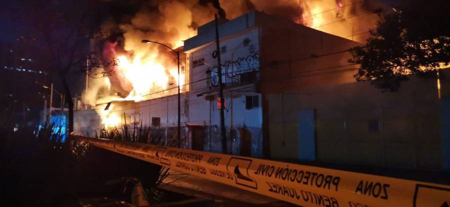 Se registra fuerte incendio en avenida Universidad, frente a Centro Coyoacán