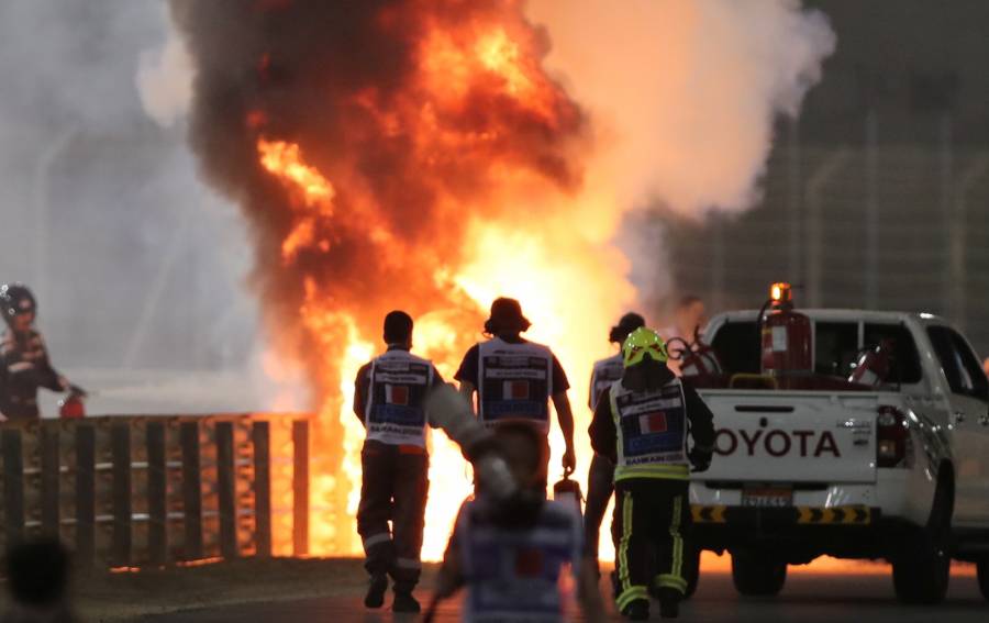 Grosjean sufre aparatoso accidente y su monoplaza se incendia en el GP de Bahr&eacute;in