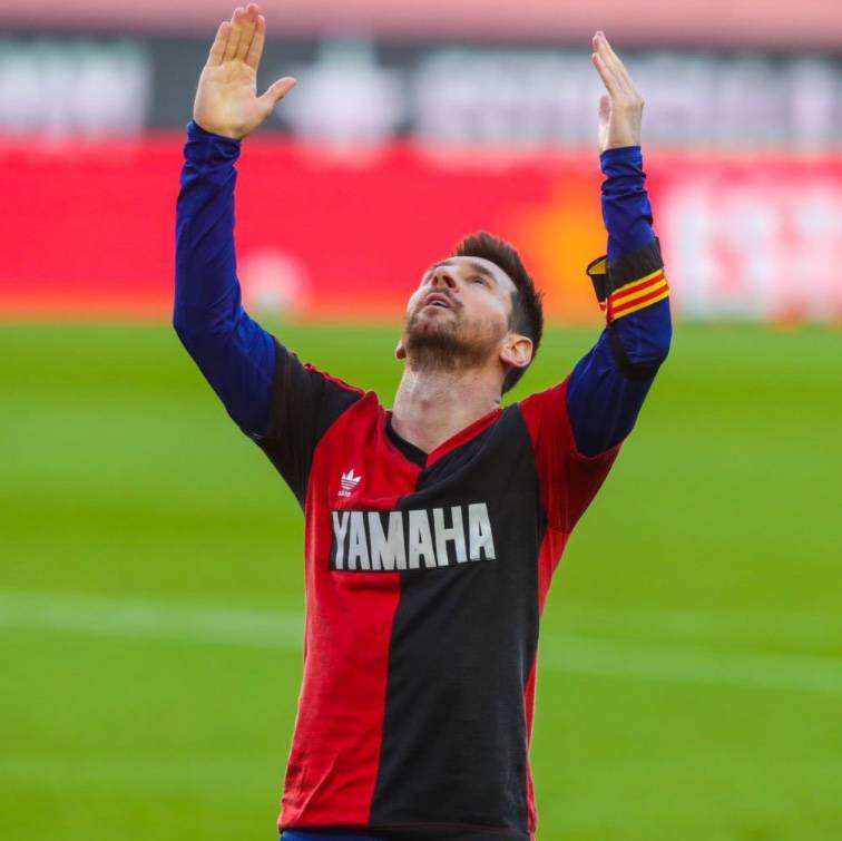 Con playera de Newell’s, Messi rinde homenaje a Maradona