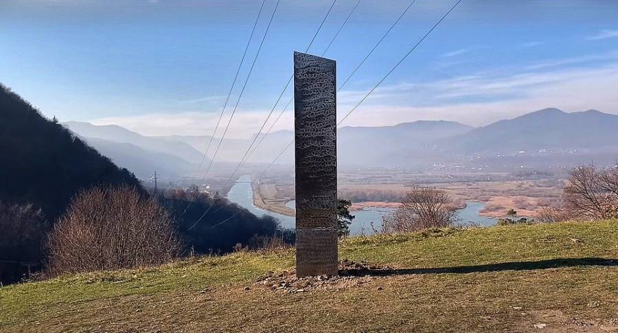 Descubren otro monolito met&aacute;lico; el objeto apareci&oacute; en Rumania