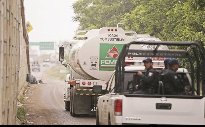 Pipa se estaciona mal y descubren que transporta gasolina robada