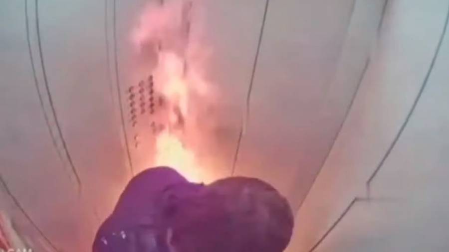 Video: Hombre ocasiona incendio en un elevador al intentar encender cigarro