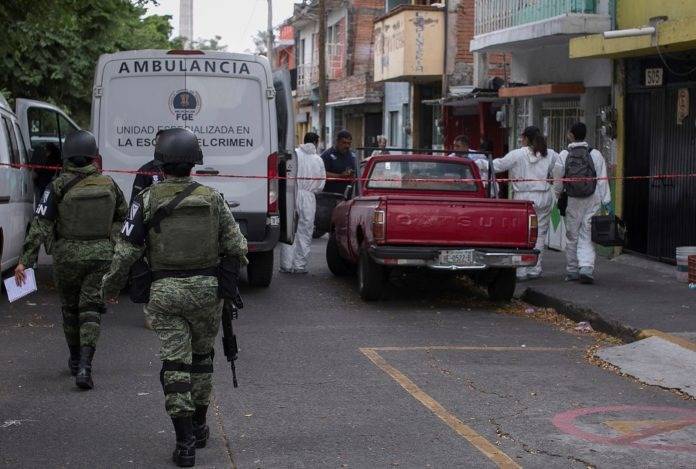 Comando asesina a dos y hiere a 16 personas en bar de Uruapan, Michoac&aacute;n.