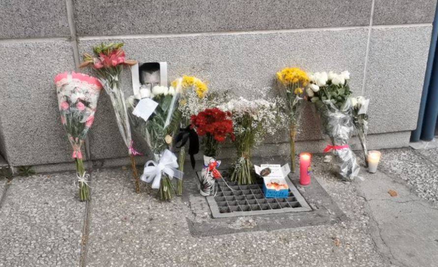 Colocan ofrenda en la Embajada de Francia en México tras muerte de Baptiste Lormand
