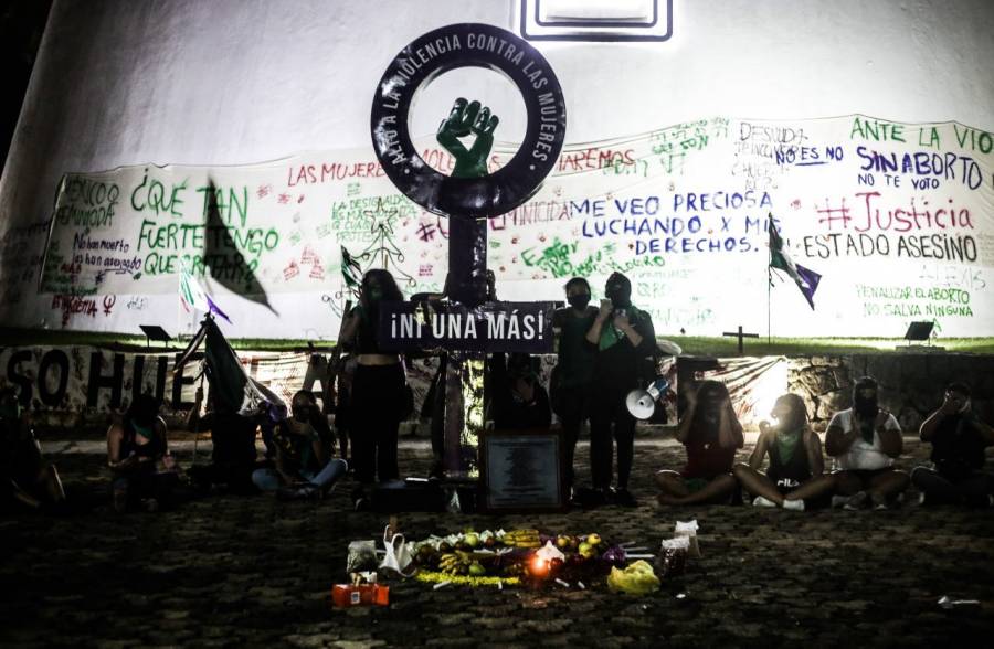 Instalan colectivos feministas Antimonumenta en congreso de Quintana Roo