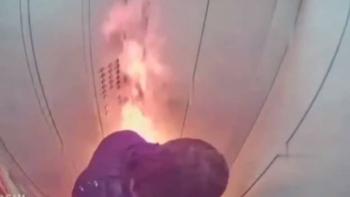 Video: Hombre ocasiona incendio en un elevador al intentar encender cigarro