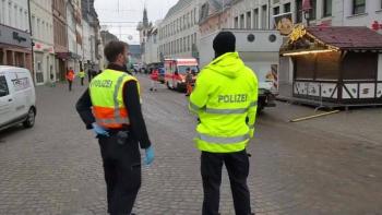 Auto arrolla a varios peatones en Alemania; hay al menos dos muertos