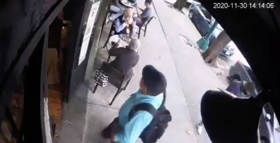 Le roban bolso a persona de la 3ra edad en restaurante de la Roma